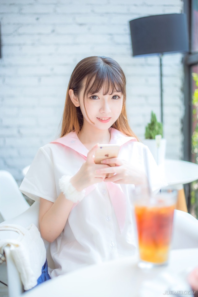 “夫君，那……他是你杀的吗？”鬼使神差的，小乔抬头问了一句。